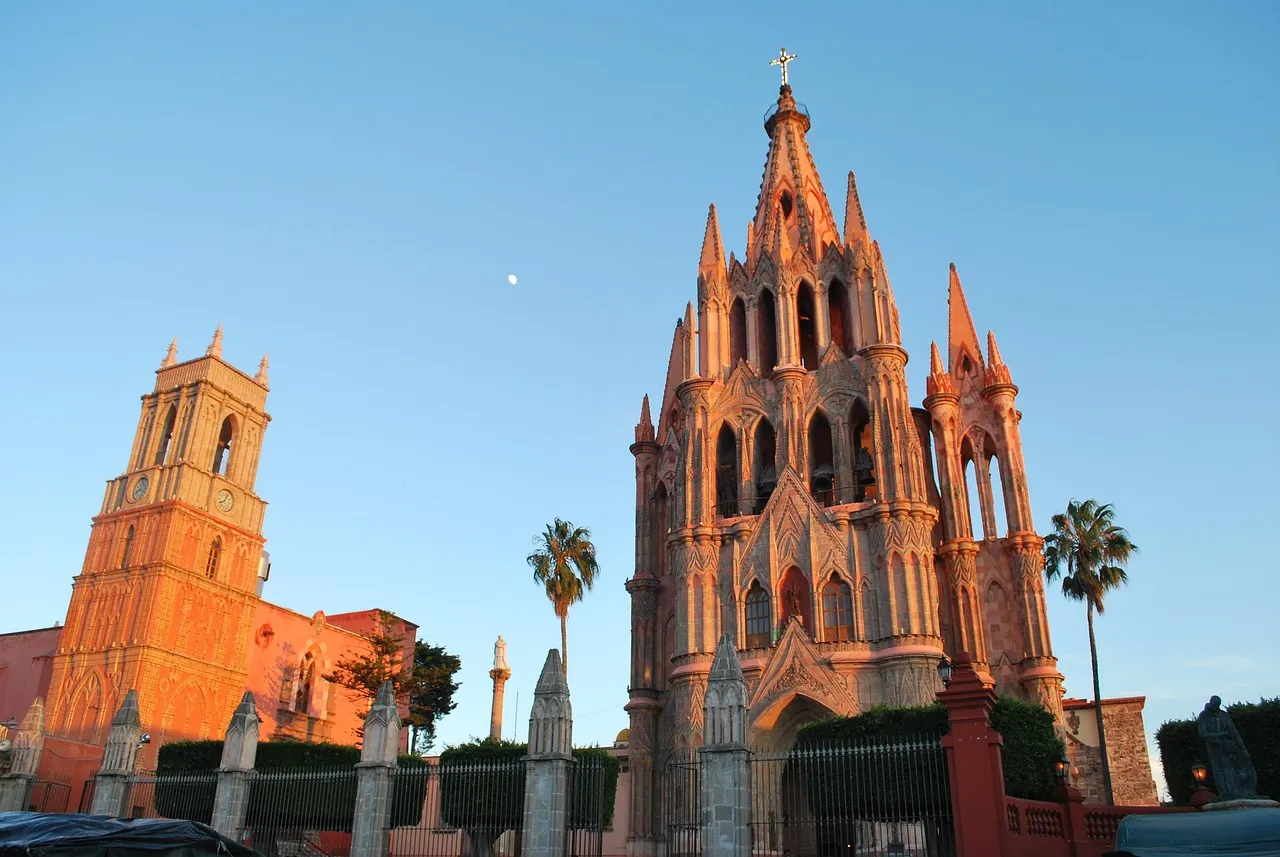 San Miguel de Allende The parroquia at night.